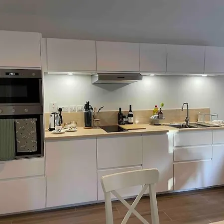 בית נופש The Coach House, *